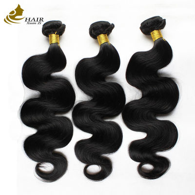 Boucles de cheveux brésiliens vierges en noir.