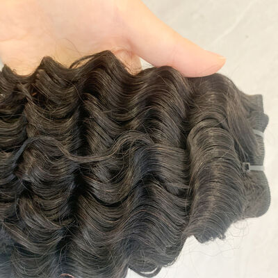 qualité Des boucles de cheveux noirs naturels. usine